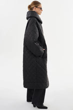 Load image into Gallery viewer, HENDRIKA | Oversized Quilted Coat (8173705101520)
