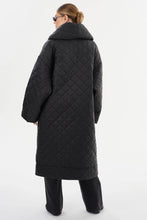 Load image into Gallery viewer, HENDRIKA | Oversized Quilted Coat (8173705101520)
