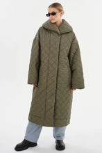 Load image into Gallery viewer, HENDRIKA | Oversized Quilted Coat (8173705101520)
