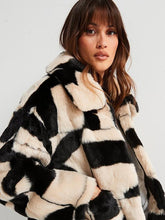 Charger l&#39;image dans la galerie, Jaquard Tile Printed Faux Fur Jacket (8228930289872)
